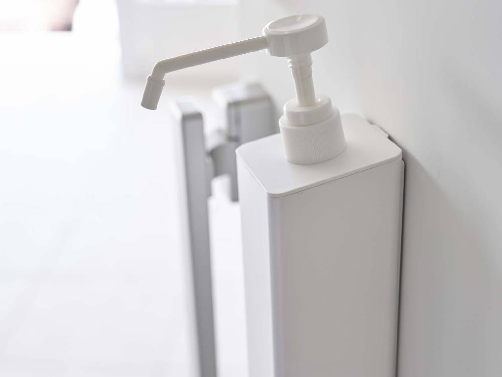 バスルームに壁取り付けされたタワー型マグネットアルコール除菌スプレーボトル