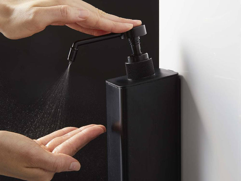 タワー製マグネットアルコール除菌スプレーボトルがシンク横の壁面に取り付けられている様子