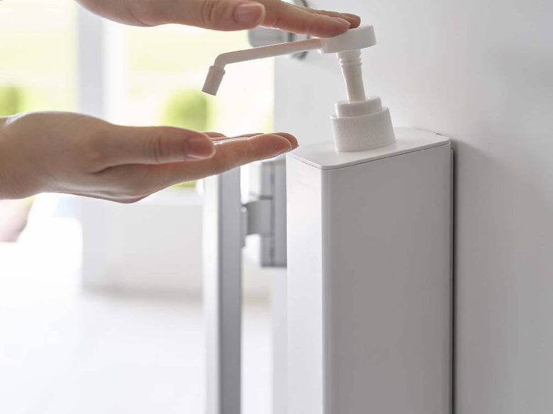 浴室の棚に置かれた【tower/タワー】マグネットアルコール除菌スプレーボトル