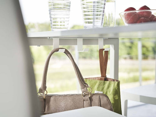 タワー【tower】デスク下に取り付けられた3連フックに収納バスケットや花瓶が掛けられたキッチン棚の様子