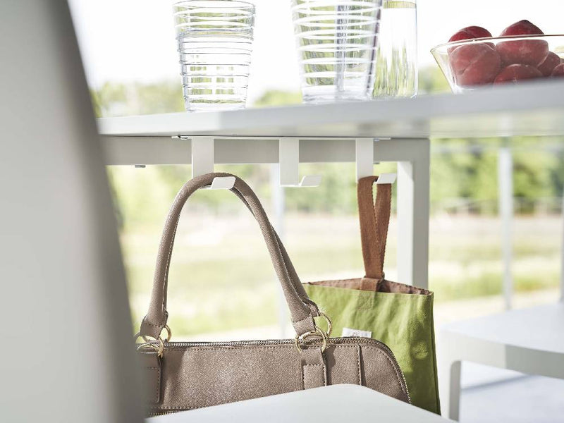 タワー【tower】デスク下に取り付けられた3連フックに収納バスケットや花瓶が掛けられたキッチン棚の様子