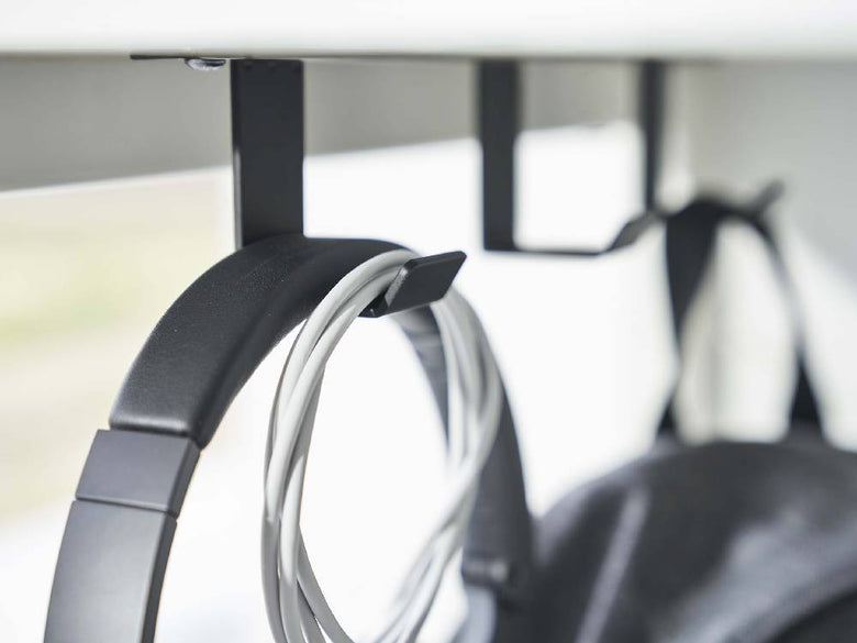 デスク下に取り付けられたシルバー色の3連フック