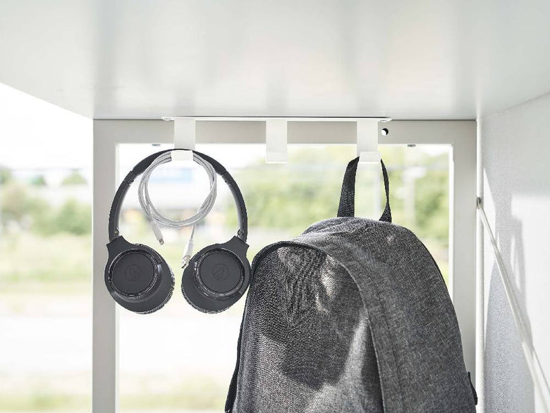 【tower】デスク下フックにヘッドセットやヘッドフォン、電気ケーブルが掛けられたオーディオ機器の整理