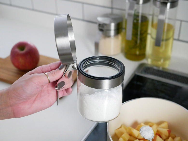 ダルトンブランドの500mlオイル＆ビネガーボトルとスプーン付きスパイスジャー2個が並べられたギフトセット