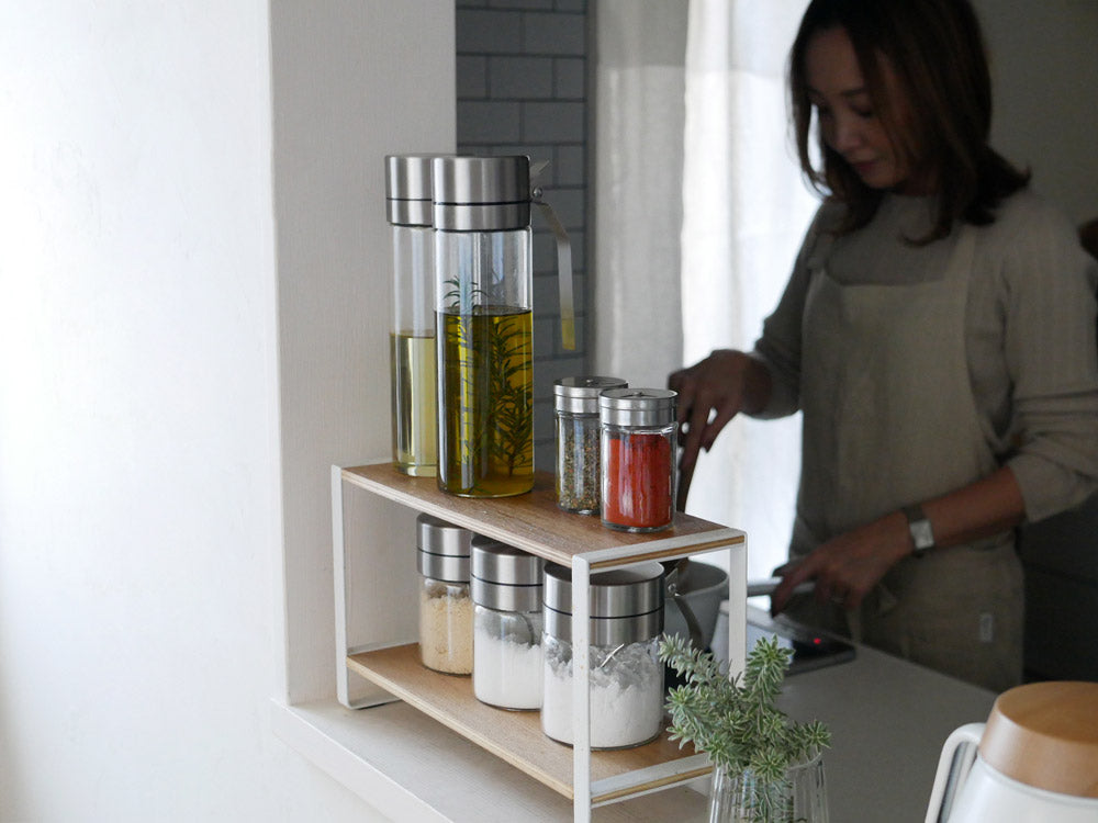 DULTONブランドのオイル＆ヴィネガーボトル500mlとスパイスジャー2個がキッチンの棚に並べられたギフトセット