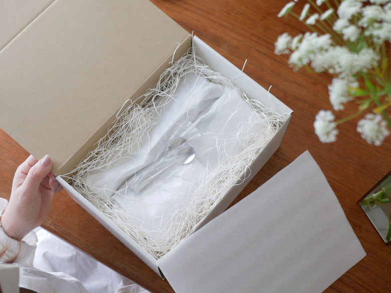 DULTONダルトンのオイル＆ヴィネガーボトル500mlとスパイスジャー2個が紙製のギフトボックスに美しく包装されたセット