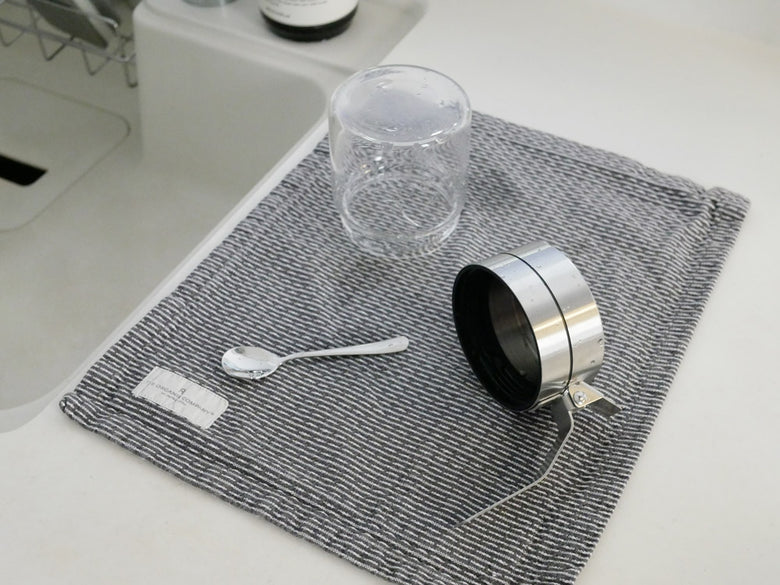 DULTONブランドのオイル＆ヴィネガーボトル500mlとスパイスジャー2個が、シルバーの食器やリネンとともにキッチンに整然と配置されたギフトセットの画像