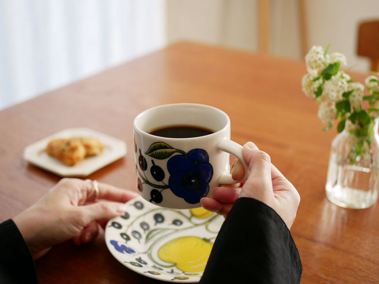 カラフルなアラビア パラティッシの磁器ティーカップとソーサーのセット