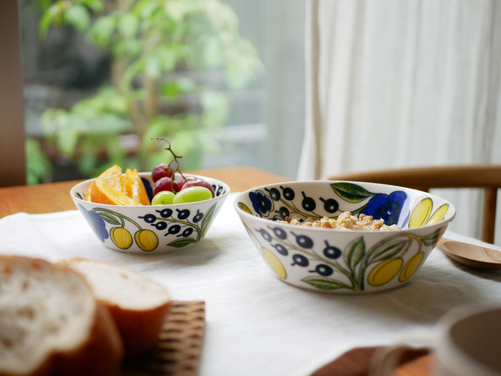 アラビアの磁器製パラティッシボウル3サイズセットが食卓に美しく並べられている様子