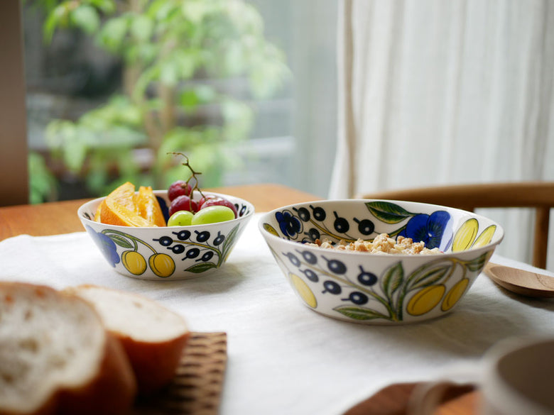 アラビアの磁器製パラティッシボウル3サイズセットが食卓に美しく並べられている様子