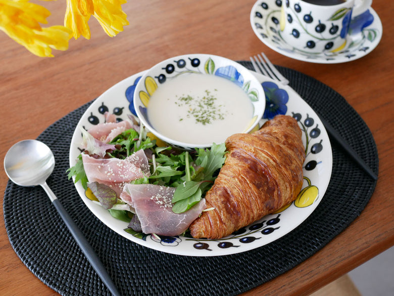 朝食が盛られたアラビアパラティッシの磁器ボウルとプレートのセット