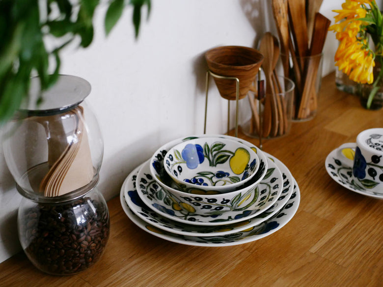 アラビアのパラティッシ ボウルとプレートが並べられた食卓の写真