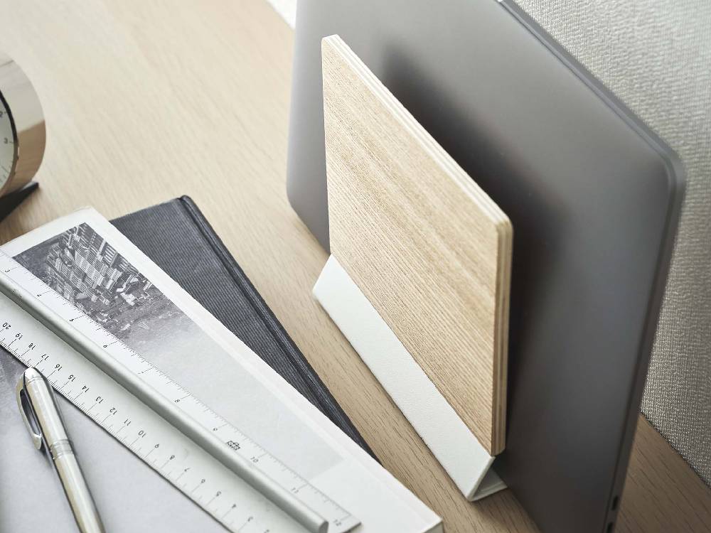 天然木とスチールで作られたRINスリムノートパソコンスタンドがオフィスデスクに設置されている様子