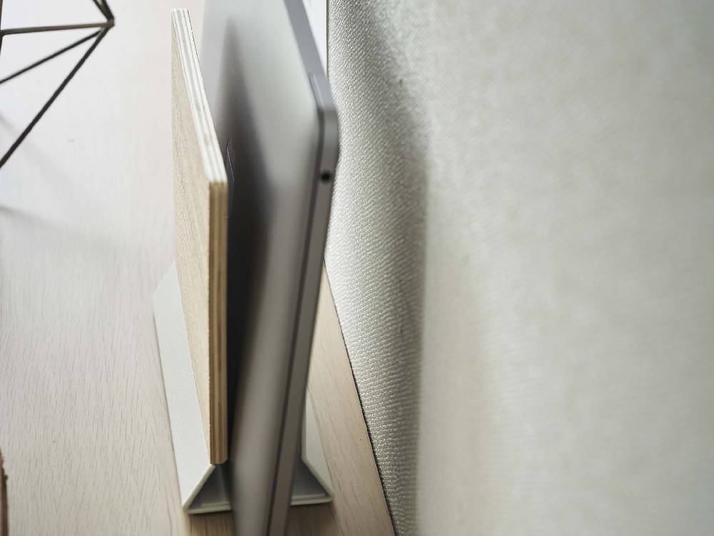 天然木積層合板とシルバーのスチール製【RIN/リン】スリムノートパソコンスタンド。ブラウンとシルバーのシンプルなデザインでオフィスに最適。