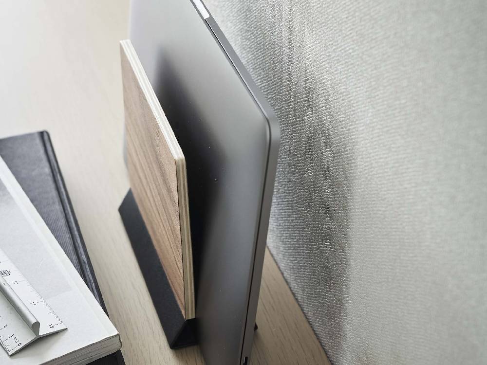 RIN/リンのスリムな木製ノートパソコンスタンド、天然木とスチールを使用したシンプルでモダンなデザイン