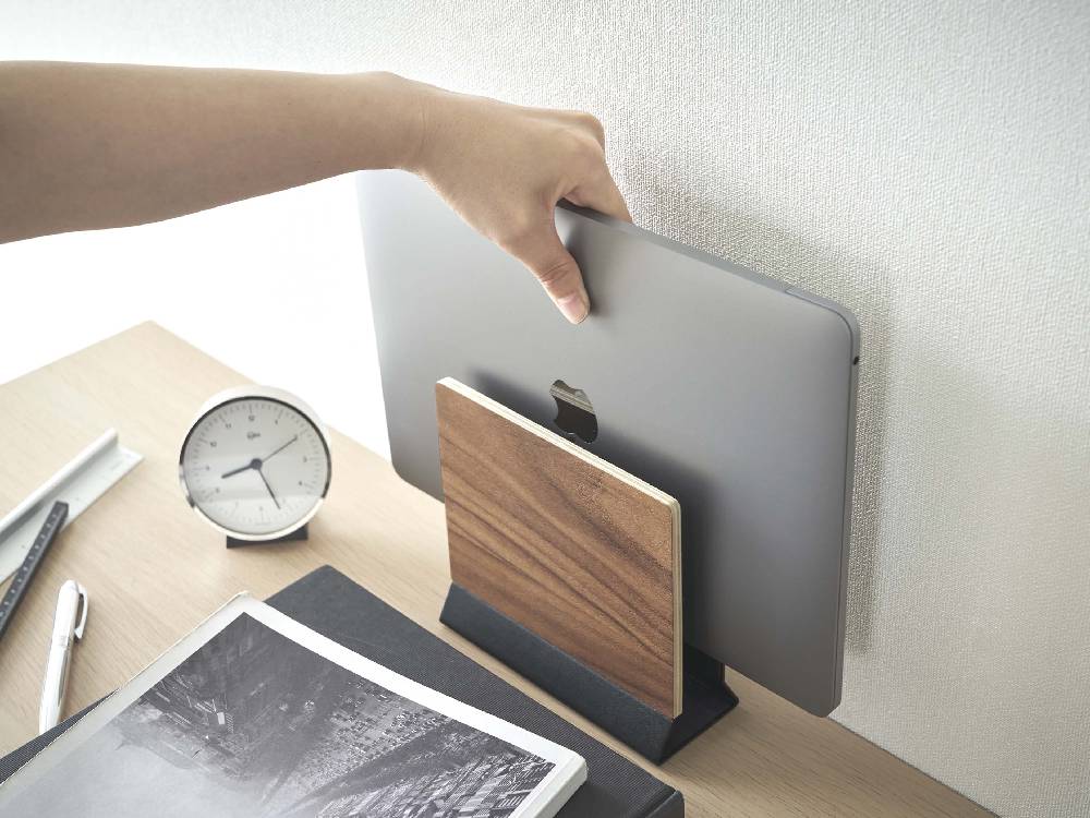 天然木とスチールで作られたRINスリムノートパソコンスタンド、ノートパソコンを安定して支えるシンプルなデザイン