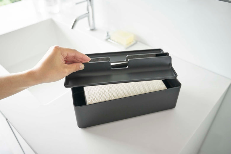 シルバーカラーのトレー蓋付きペーパータオルケース