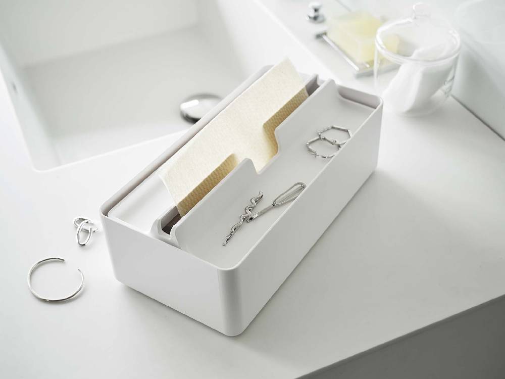 銀色のトレー蓋付きペーパータオルケースがオフィスのデスク上に置かれている様子