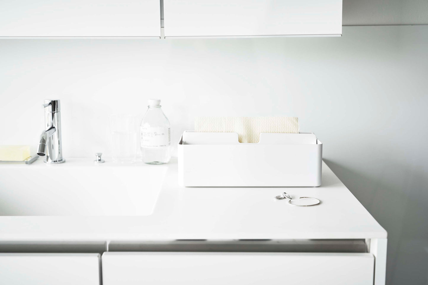 ABS製のタワー型トレー蓋付きペーパータオルケースがキッチンカウンタートップに設置されている様子