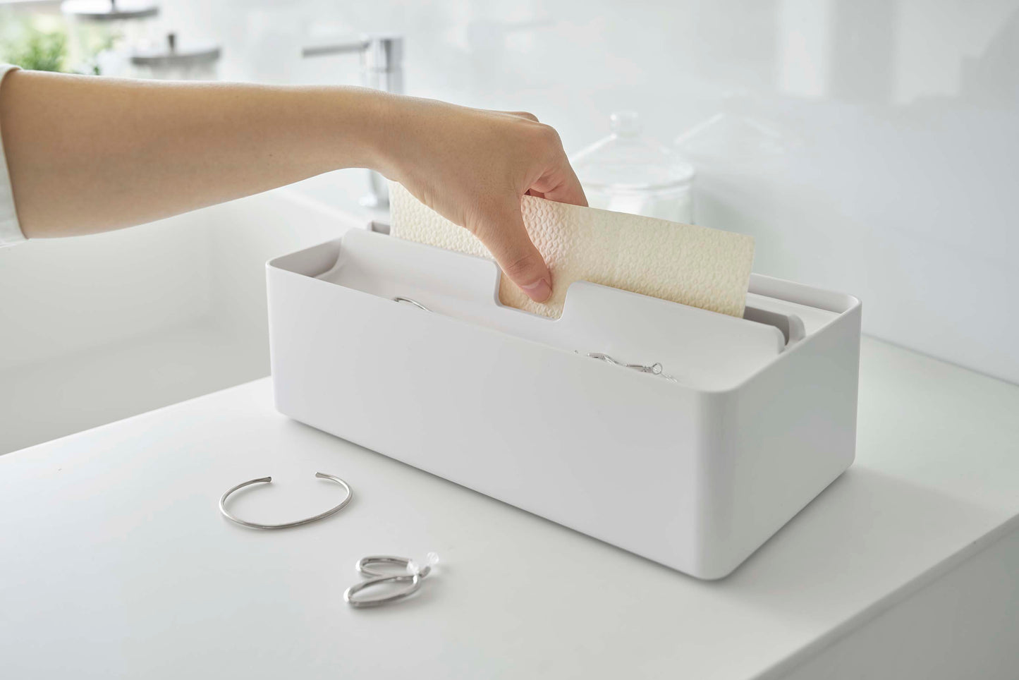 銀色のABS樹脂製トレー蓋付きペーパータオルケース。幅26.5cm、高さ10cmでキッチンなどに最適な家庭用品