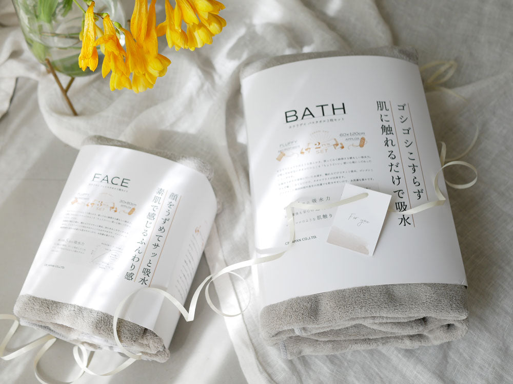 カラリデイのバスタオル2枚組とフェイスタオル3枚組、ボトルのセット