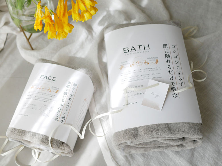 カラリデイのバスタオル2枚組とフェイスタオル3枚組、ボトルのセット