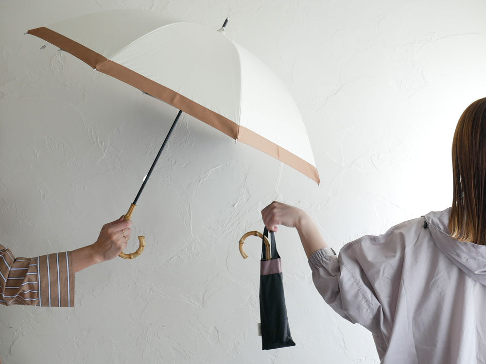 because（ビコーズ）のPUグログラン長傘の開いた状態の画像。バンブーハンドルと防水ポリエステル生地を使用しています。