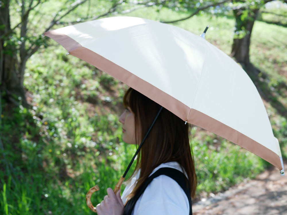 美しいピンク色のビコーズ長傘が風に揺れる様子