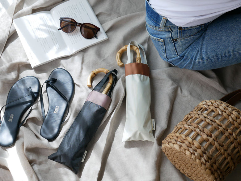 becauseビコーズのPUグログラン長傘。UVカットと防水加工が施された手開きタイプの折りたたみ傘。セーフガード付きで安全に使用可能。