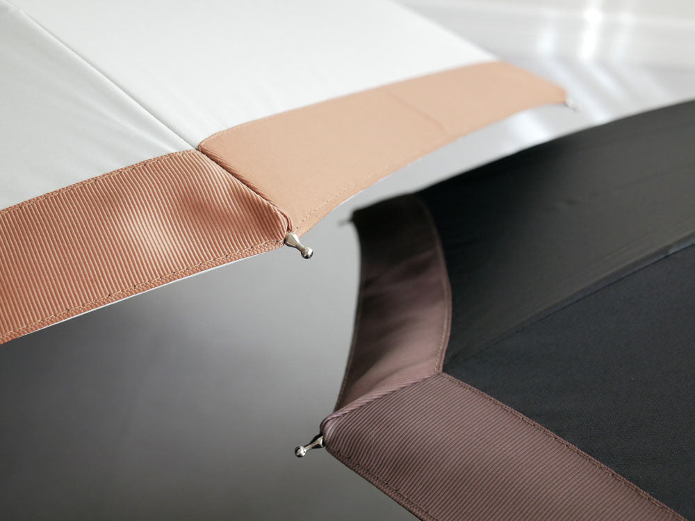 ビコーズ製PUグログラン長傘と折りたたみ傘の画像。バンブーハンドルと防水加工が施された晴雨兼用の高品質な傘です。