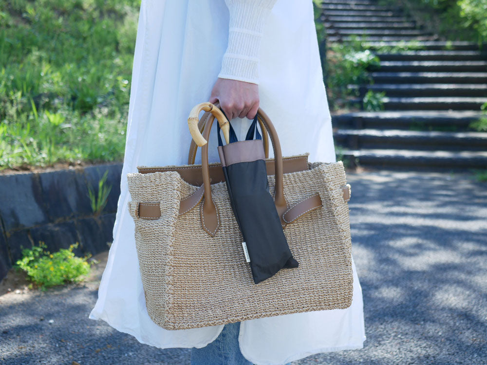 because/ビコーズのPUグログラン長傘。バンブーハンドルと防水ポリエステル生地を使用した晴雨兼用の折りたたみ傘。