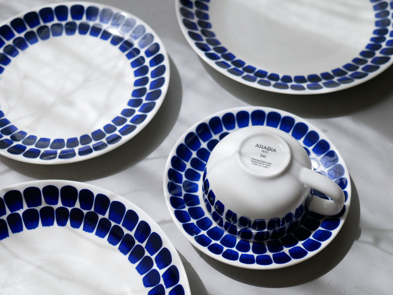 青と白のアラビア製24hトゥオキオカップ＆ソーサーの磁器ダイナーウェアセット