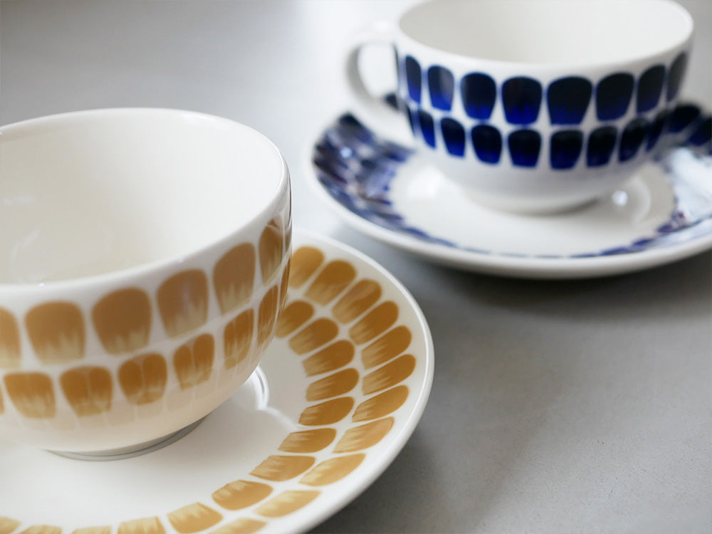 アラビア24hトゥオキオの白磁製カップとソーサーのセット。シンプルでエレガントなデザインのコーヒーカップとソーサー