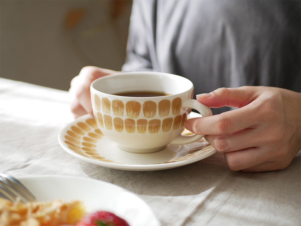 アラビア24h トゥオキオ カップ＆ソーサー、白磁製で約260mlの容量を持つコーヒーカップセット