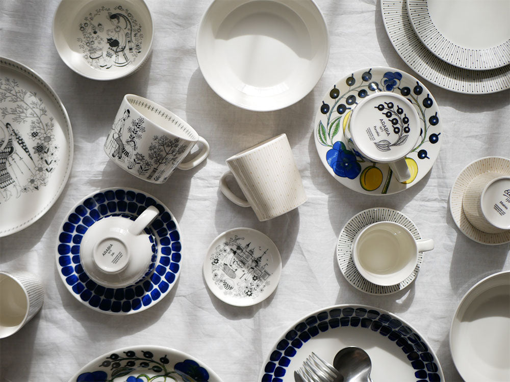 アラビア製の青と白の磁器トゥオキオカップ＆ソーサーセット