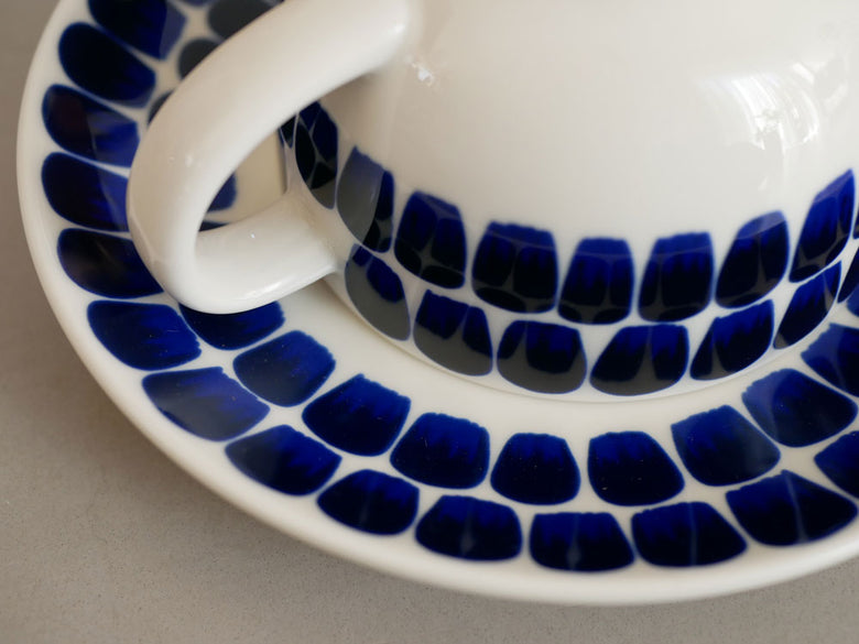 アラビア製ブルー＆ホワイトの磁器カップとソーサーのセット