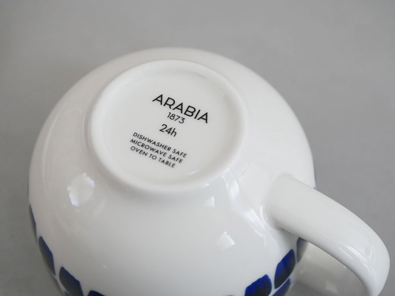 アラビア24hトゥオキオの白磁製カップ＆ソーサー、シンプルでエレガントなテーブルウェアセット