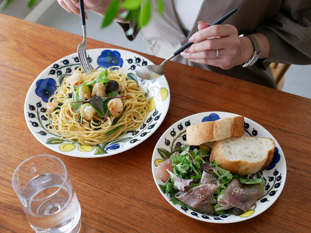 テーブルに置かれたアラビアのプレートにスパゲッティが盛られている