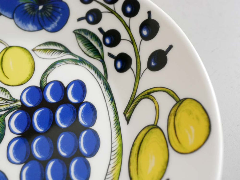 アラビア【パラティッシ】の磁器製プレートセット。26cmと21cmの丸型プレート、25cmと36cmのオーバルプレートが食卓に美しく並べられています。