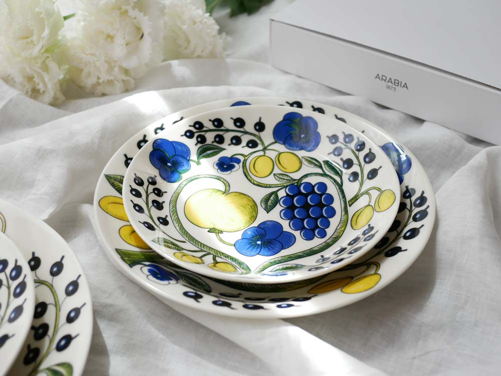アラビア パラティッシ オーバルプレートに果物と料理が美しく盛られた磁器製の食器セット