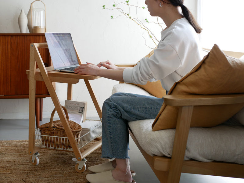 天然木製のリヴ テーブルワゴンが書き物机や椅子、観葉植物とともに配置されたオフィス風のリビングルーム