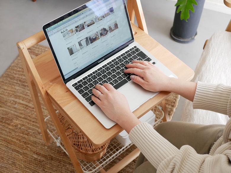 【Mash/マッシュ】リヴ テーブルワゴン上にノートパソコンが配置されたオフィスデスク