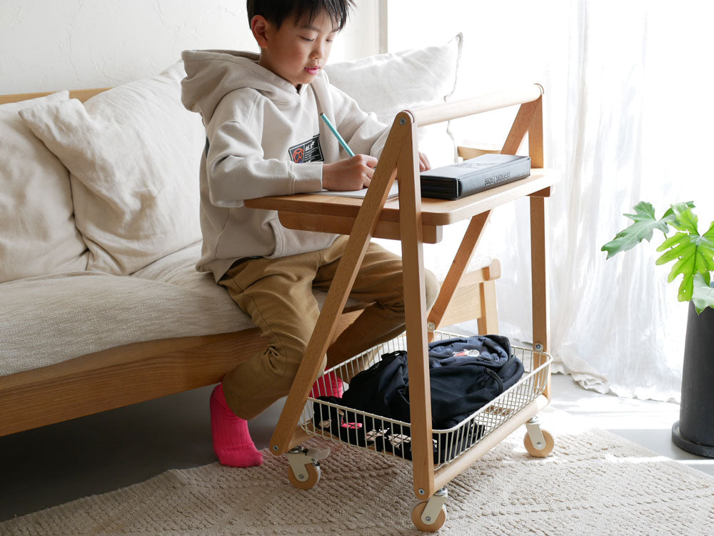 幼児が天然木製のMashリヴテーブルワゴンで遊んでいる様子