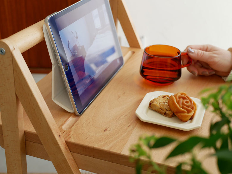 【Mash/マッシュ】リヴ テーブルワゴンにタブレットが置かれた天然木製のデザイン