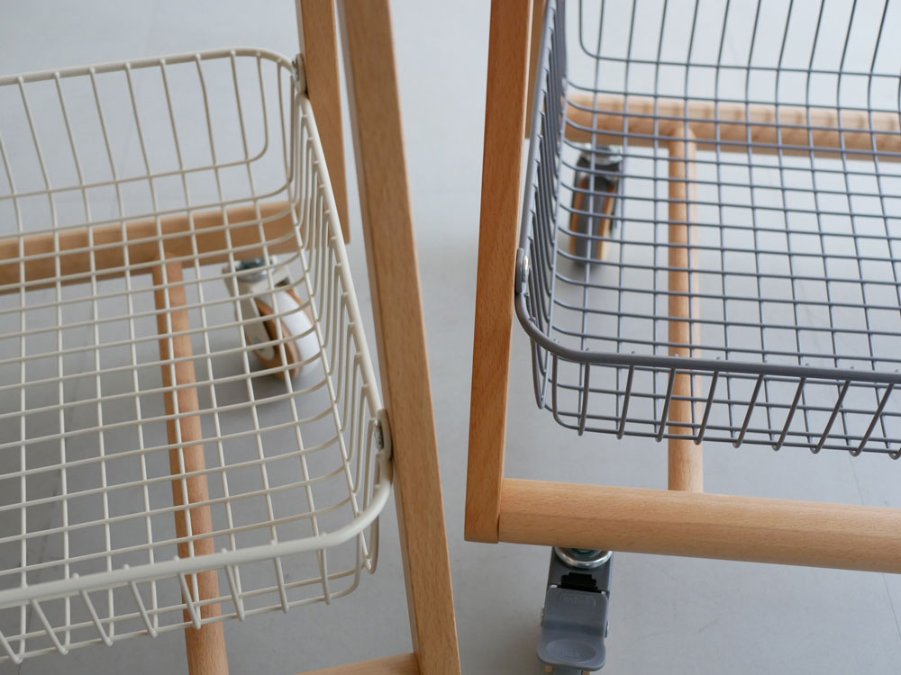 天然木の天板を持つMashリヴテーブルワゴンとスチール製収納バスケットの写真