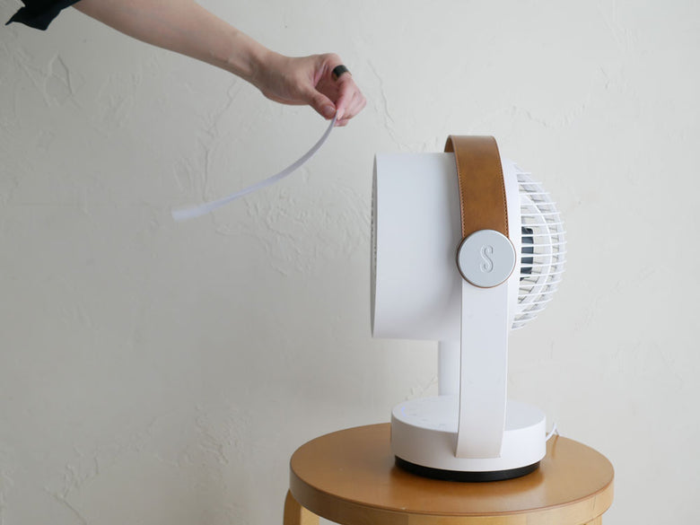 スタドラフォームのLeoサーキュレーター。白色のABS樹脂本体と合成皮革ハンドルを持ち、コンパクトなサイズ（W25×D24×H33cm）で家庭用に最適なデザイン。