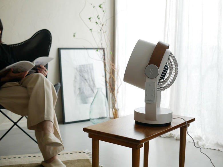 スタドラフォームのLeoサーキュレーター。銀色のABS樹脂製本体と合成皮革のハンドルを備えたデザイン性の高い家庭用空気循環機。