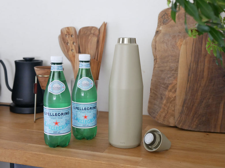 キントー製トレイルタンブラー1080mlと580ml、専用タンブラーストラップが並んでいる商品画像