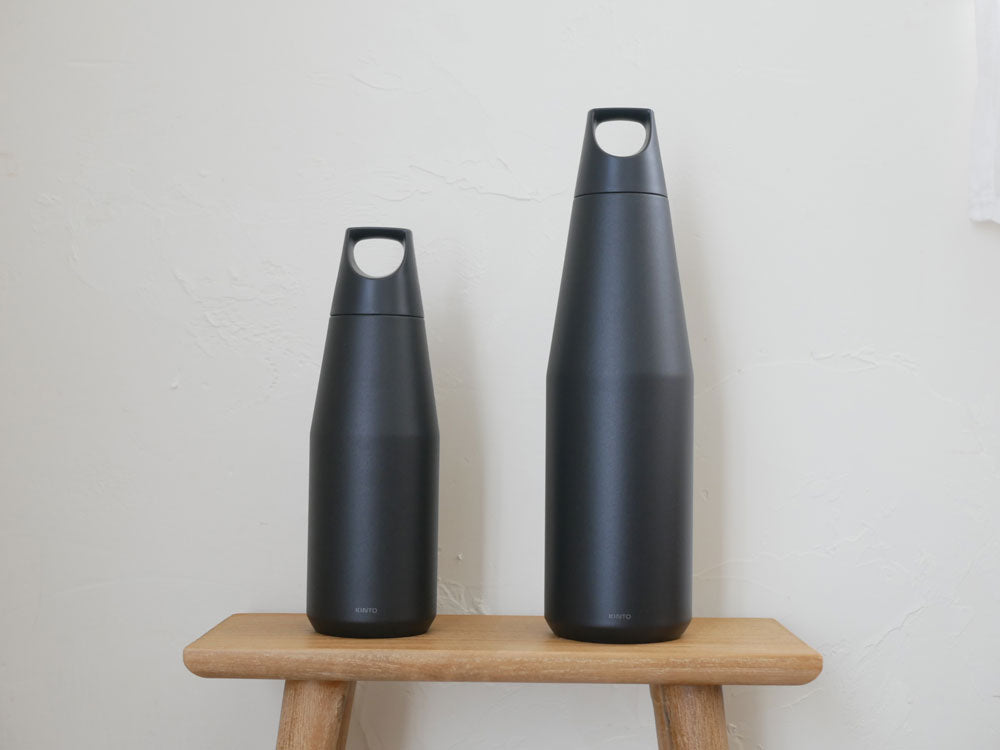 KINTOトレイルタンブラーと専用ストラップのシリンダー型デザインを示す写真