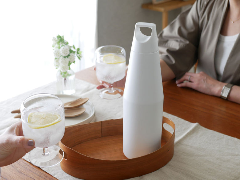 KINTO（キントー）のトレイルタンブラー580mlと専用ストラップのセット。ステンレス製ボトルと調整可能なポリエステルストラップが並んで配置されています。